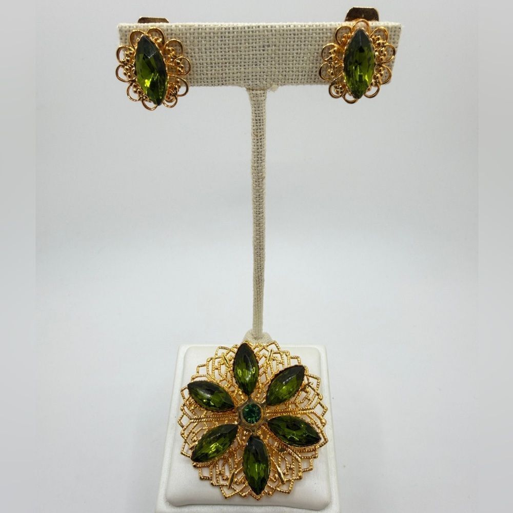Vintage Gold tone metal, Green marquise rhinestone Clip on earrings/pin‎ set!